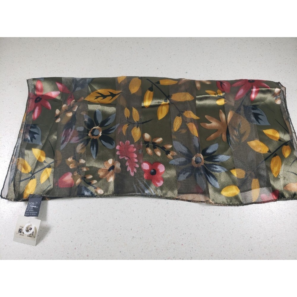 Green Flowers Scarf 19x20 Silk Feel 100% Polyester NWT